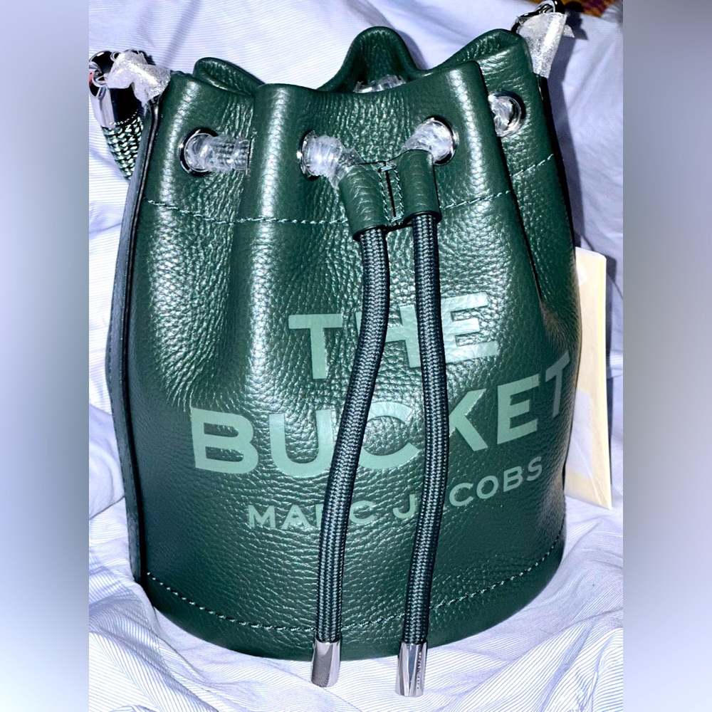 Authentic! MARC JACOB THE LEATHER
BUCKET BAG LARGE